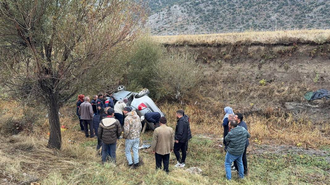 Konya'da otomobil şarampole devrildi! 5 kişi yaralandı 2